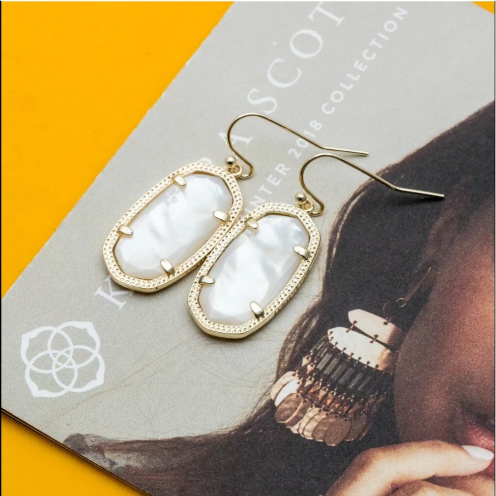 ๐ขLAST PAIR๐ขKENDRA Gold Dani Pearl Drop Earrings - Picture 7 of 8